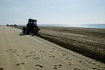 Limpieza de la arena de la playa de Gavà Mar